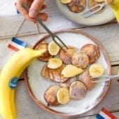 Poffertjes (mini pancakes) aux œufs et à la banane Chiquita avec de la farine de sarrasin.